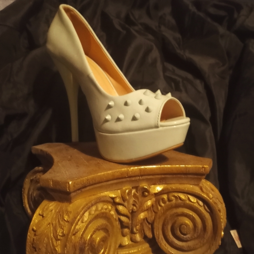 Dollhouse size 9, 5 1/2 in. Mint colored spiked heels.